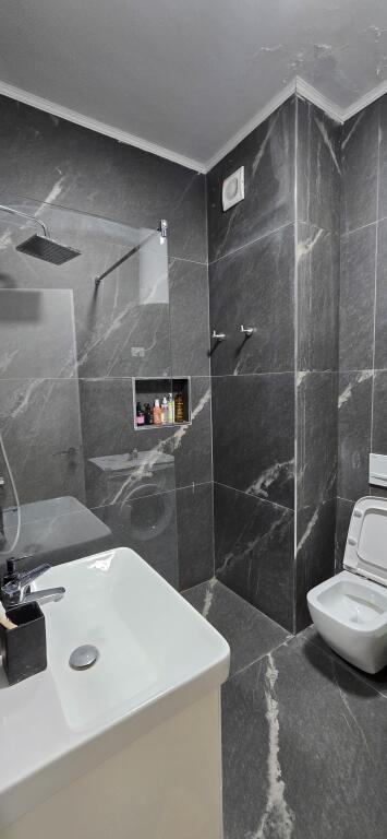 Jepet me qira apartament Komune e Parisit