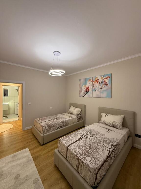 Shitet 2+1+2 ne Astir pran Artistit      