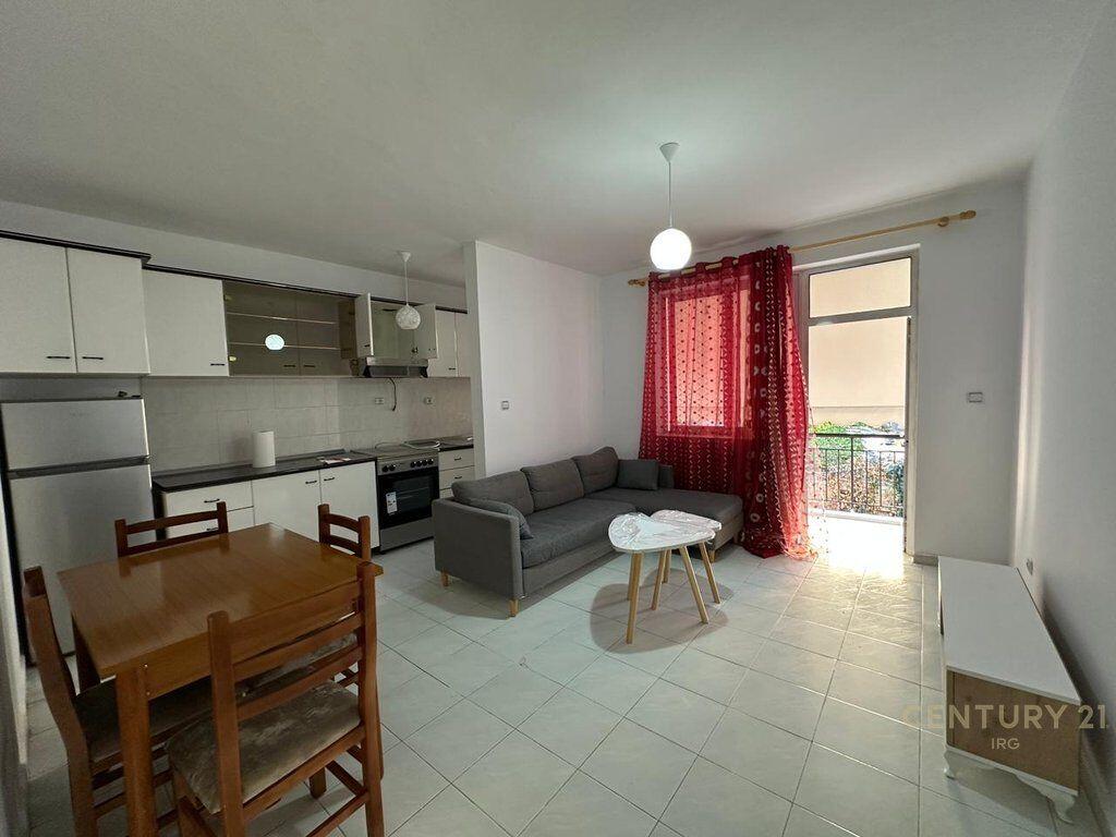 Apartament me qera prane ne vasil shanto Gjimnazit Besnik Sykja! 2 +1