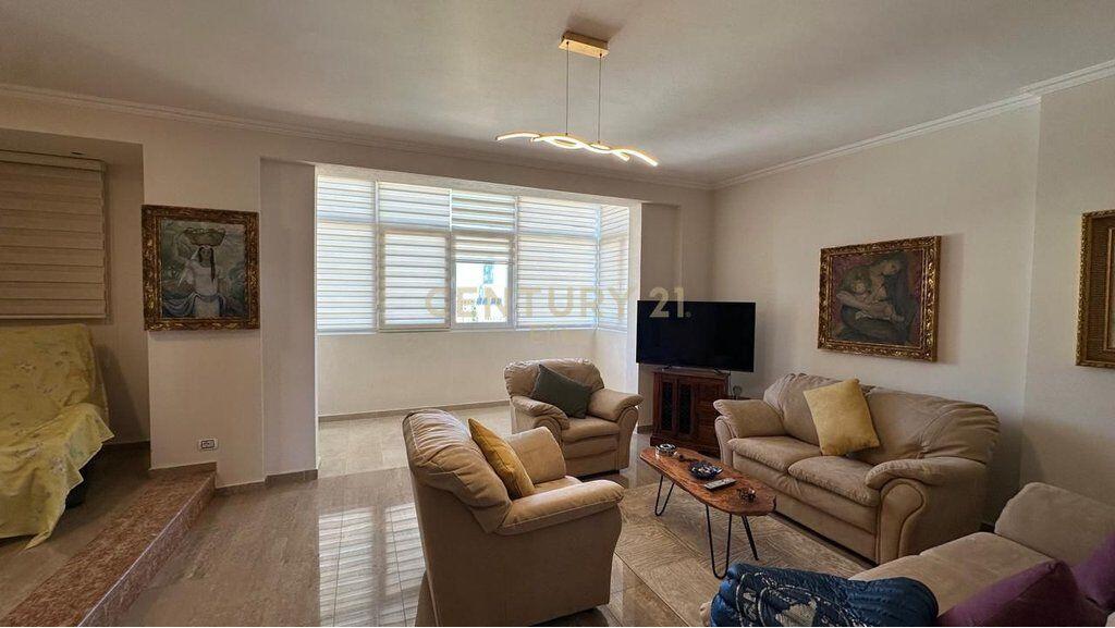 Shitet apartament 2+1+2 – Rruga e Barrikadave