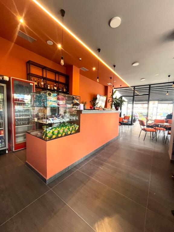 Shitet biznes bar funksional, me ambient komercial në pronësi dhe hapësirë të jashtme.