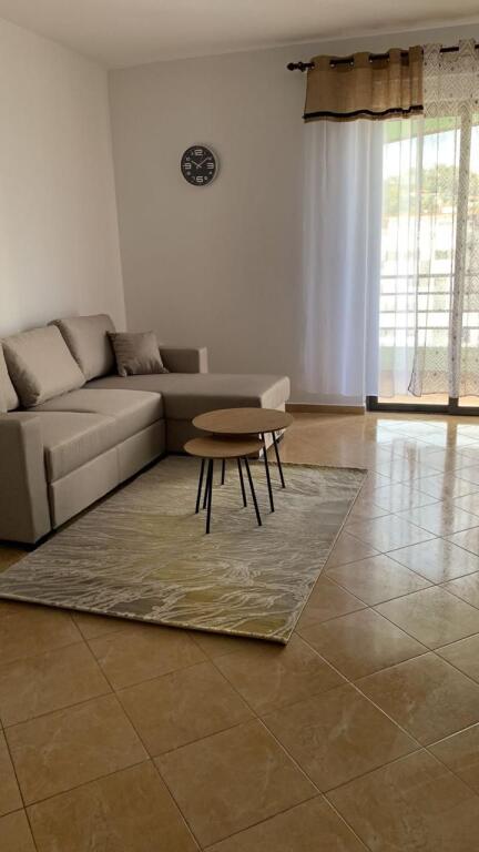 Jepet 2+1 me qira te Galeria ,Yzberisht