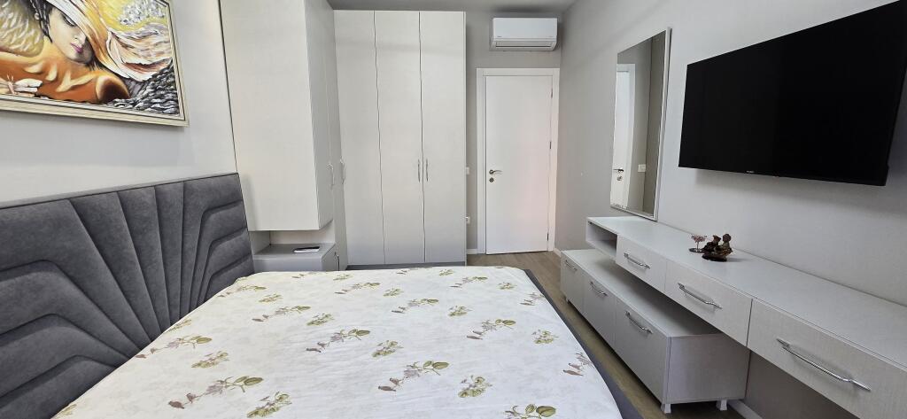 Jepet me qira apartament Komune e Parisit