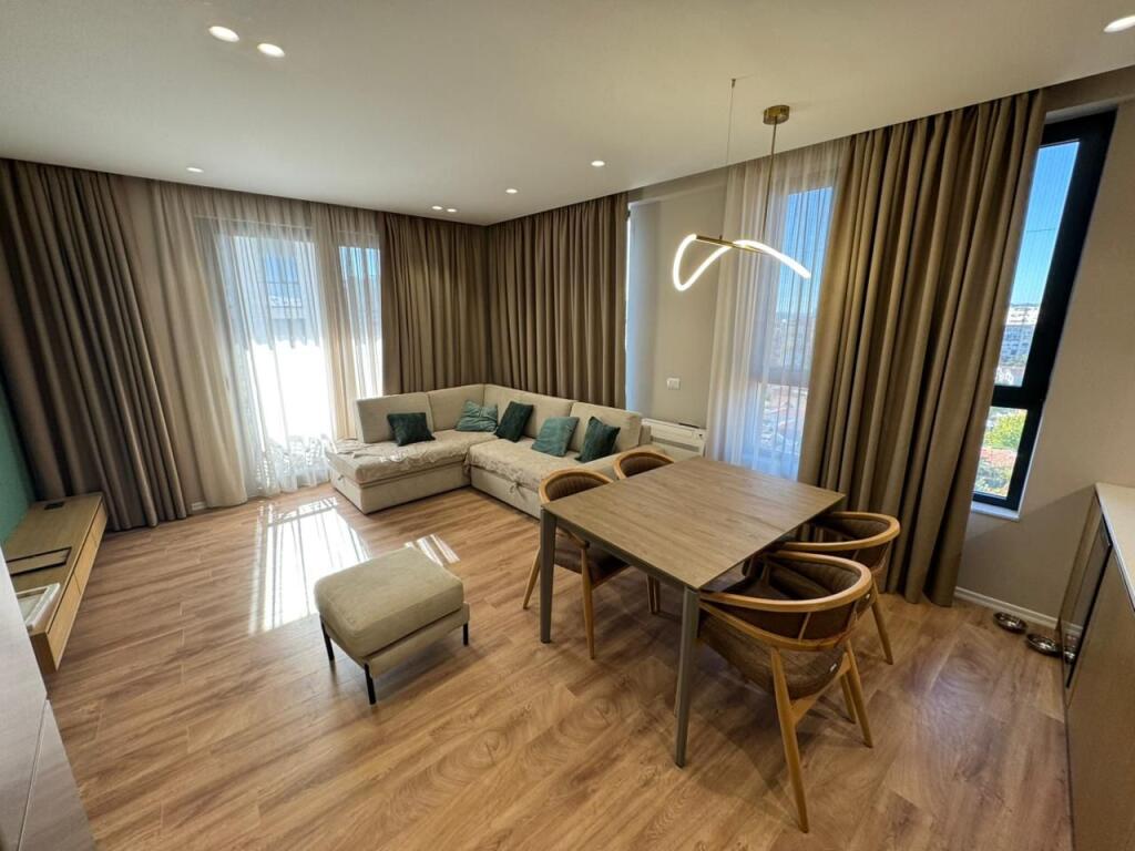 Jepet me qera Apartament 2+1+2  Adresa : Jordan Misja  I mobiluar dhe pabanuar me pare  Kati 6  Siperfaqe 100 m2Cmimi 900€ ne muaj me parkim