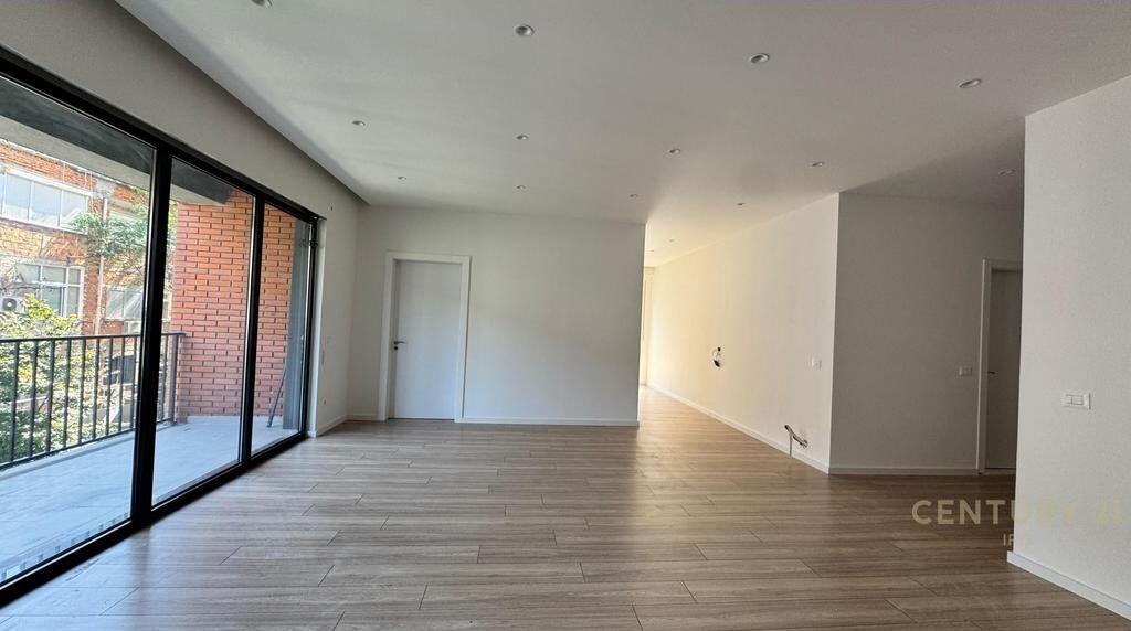 Jepet me qira ambient per zyra tek Myslym Shyri !