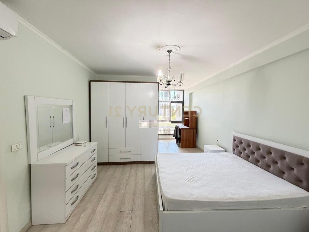 Appartamento 2+1+2 con balcone e vista sulla strada in affitto