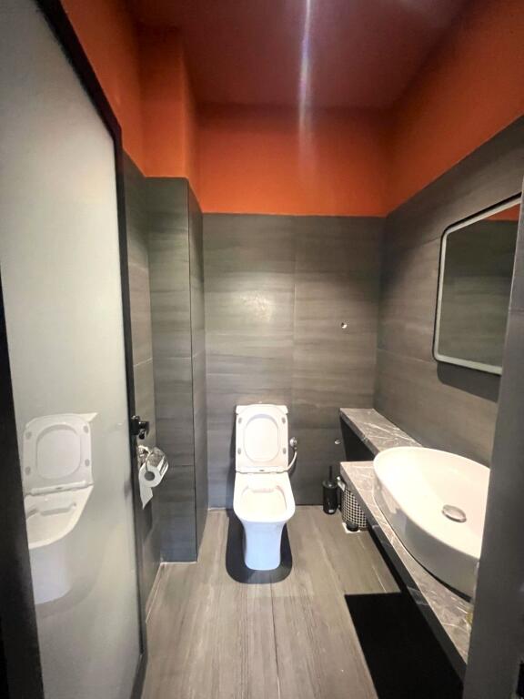 Shitet biznes bar funksional, me ambient komercial në pronësi dhe hapësirë të jashtme.