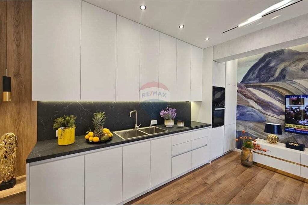 2+1 apartment for sale at 21-Dhjetori!