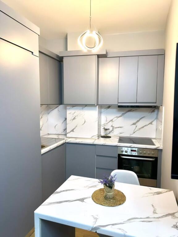 21 Dhjetori, prane Kompleksit Kontakt: 🔺️ Japim me qira apartament: 🔺️ Garzonier I ndare ne 1+1.