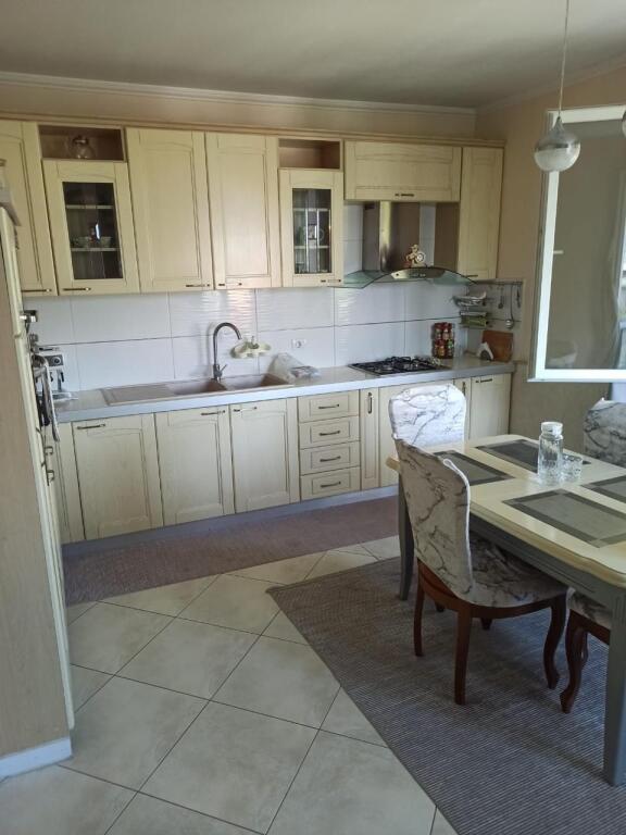 Shitet Apartament 2+1+2 tek Liqeni I thate (ID9435)