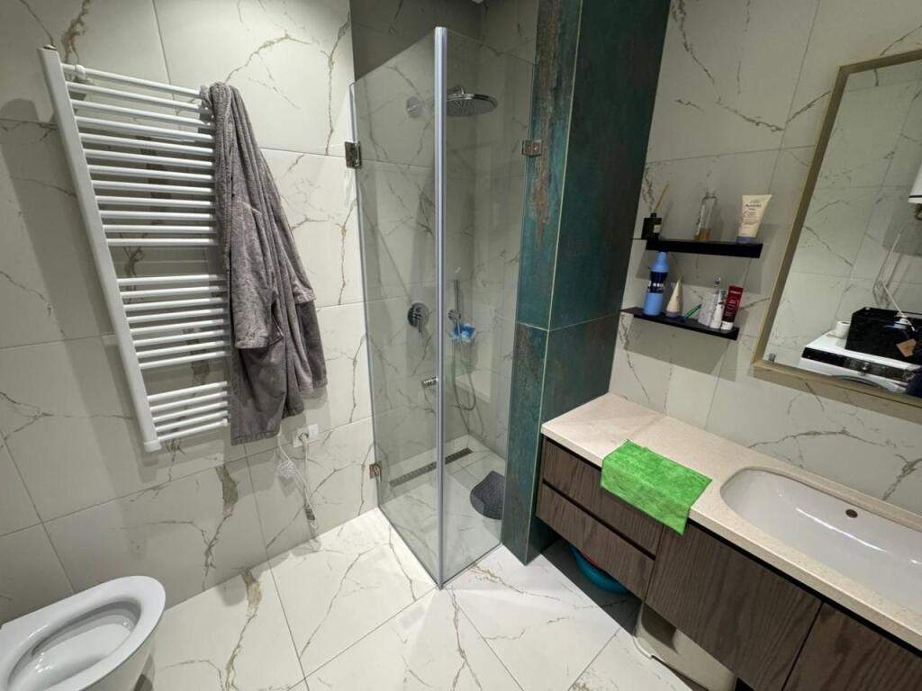 Jepet me qera Apartament 2+1+2  Adresa : Jordan Misja  I mobiluar dhe pabanuar me pare  Kati 6  Siperfaqe 100 m2Cmimi 900€ ne muaj me parkim