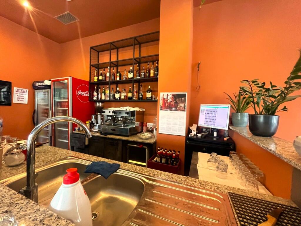 Shitet biznes bar funksional, me ambient komercial në pronësi dhe hapësirë të jashtme.