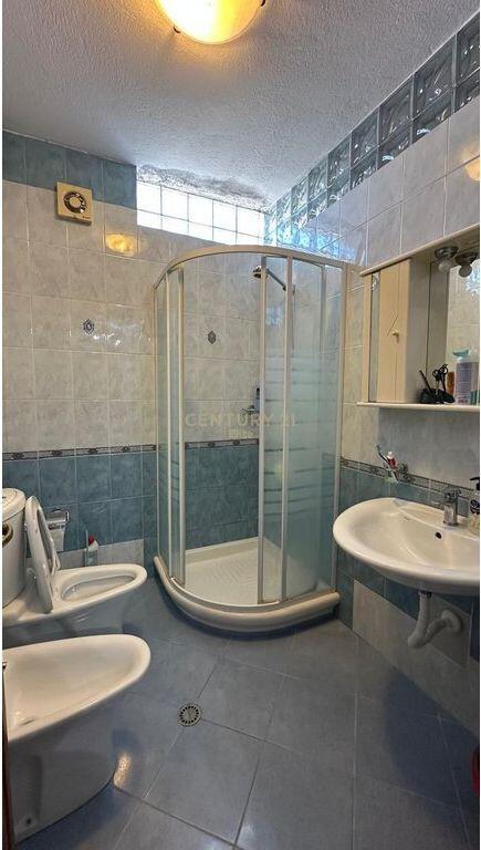 Shitet apartament 2+1+2 – Rruga e Barrikadave