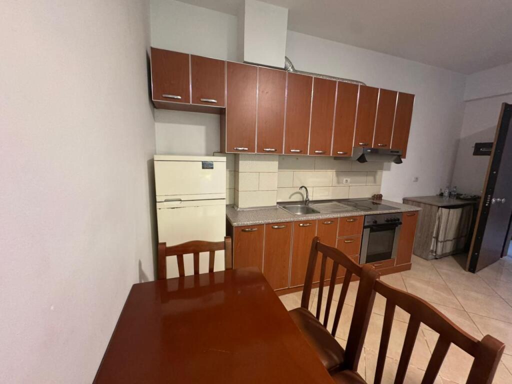 Apartament 1+1,Liqeni i thate!