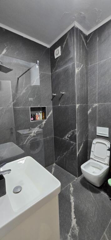 Jepet me qira apartament Komune e Parisit