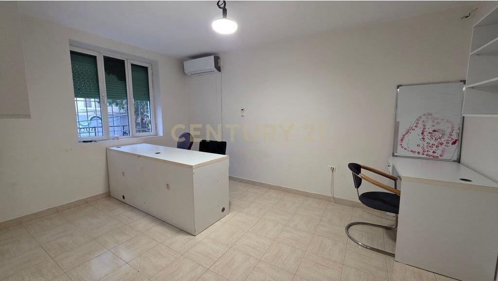 Ambient biznesi-zyre , 21 Dhjetori, Buzë Rrugës Kryesore