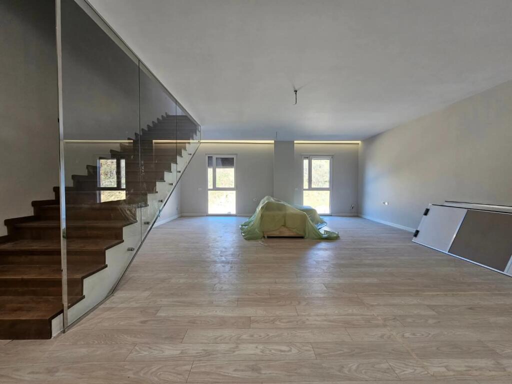 Apartament 2+1+2 dubleks me verande ne shitje