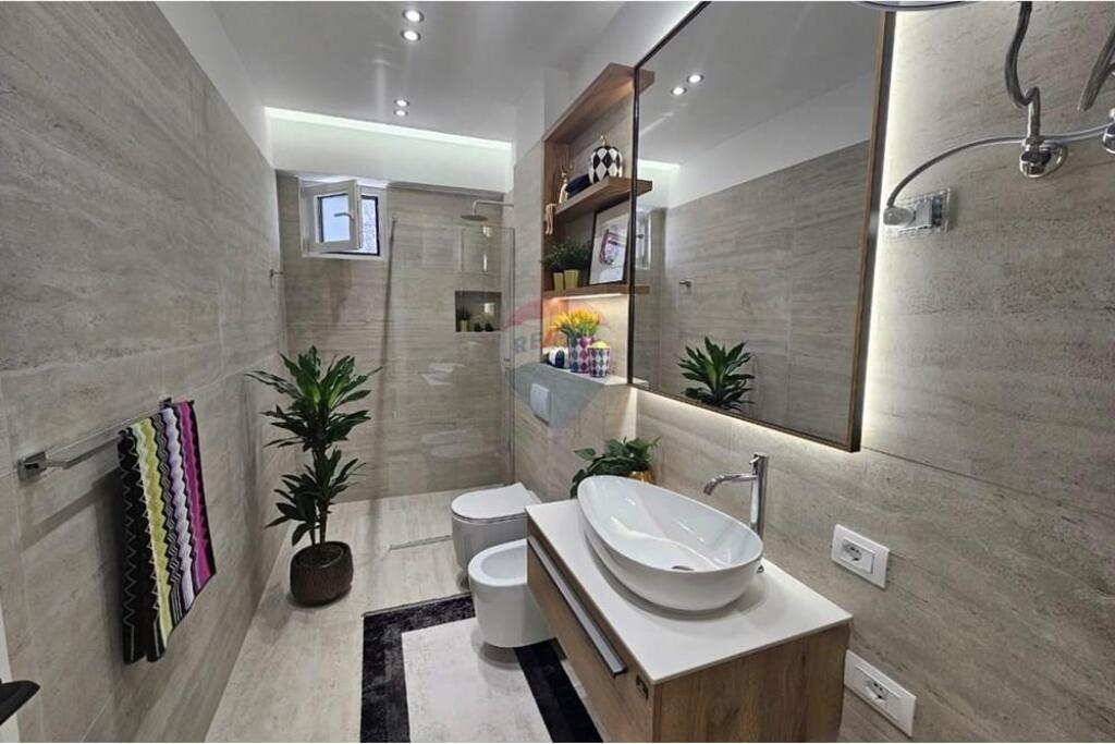 2+1 apartment for sale at 21-Dhjetori!