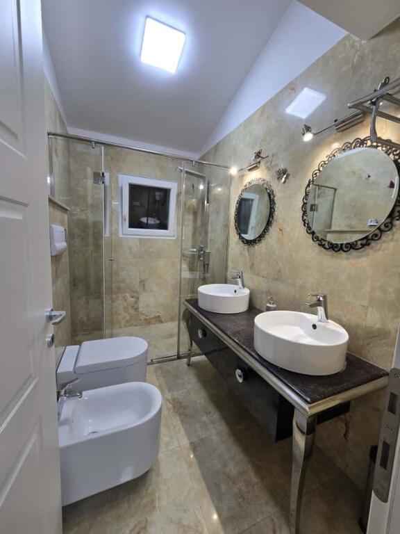 Vilë Private me Qira në Rezidencën Long Hills