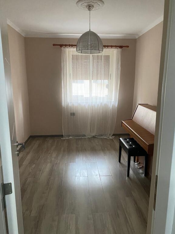 Apartament 2+1 Me Qera tek  Xhamlliku