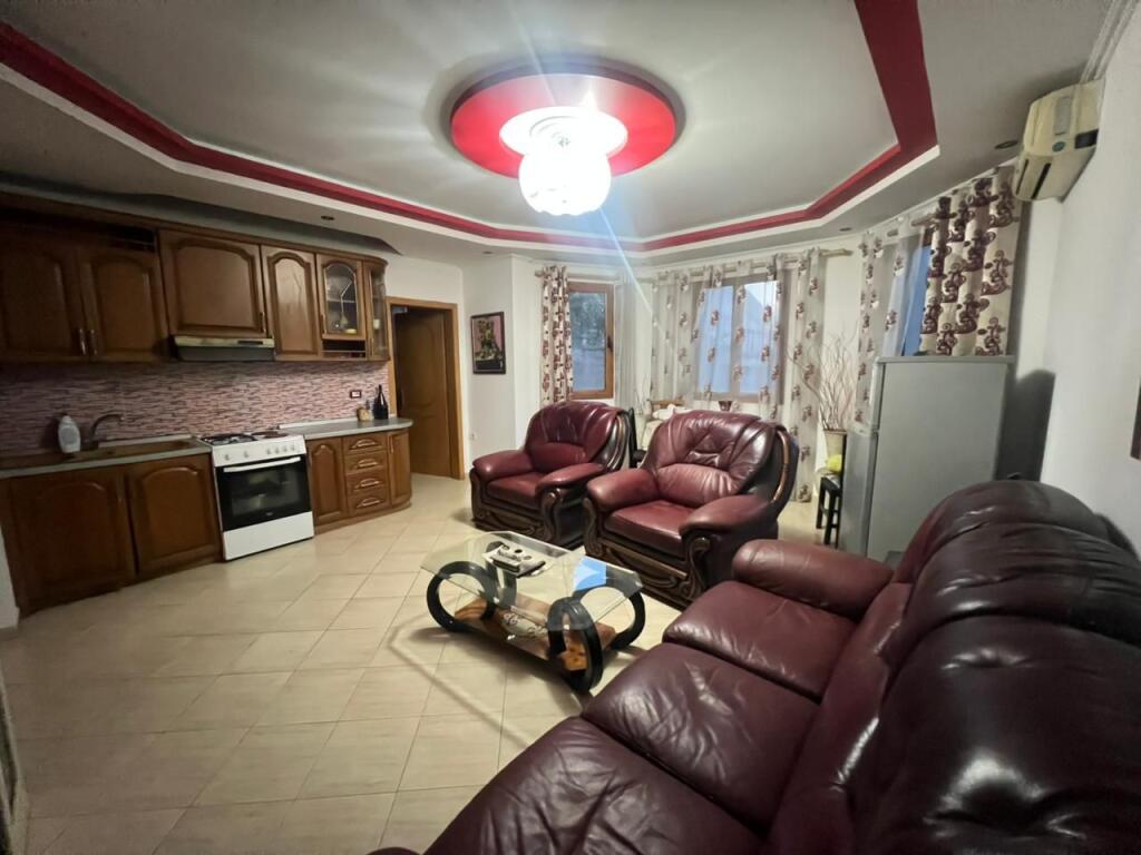 Appartamento duplex in vendita vicino a Petro Nini!
