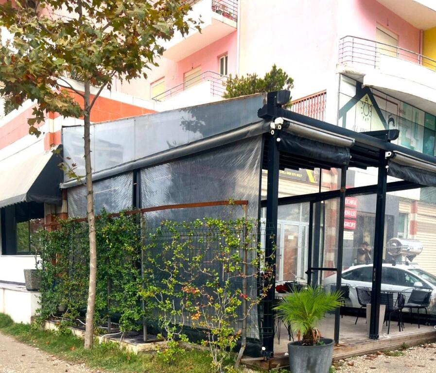 Shitet biznes bar funksional, me ambient komercial në pronësi dhe hapësirë të jashtme.