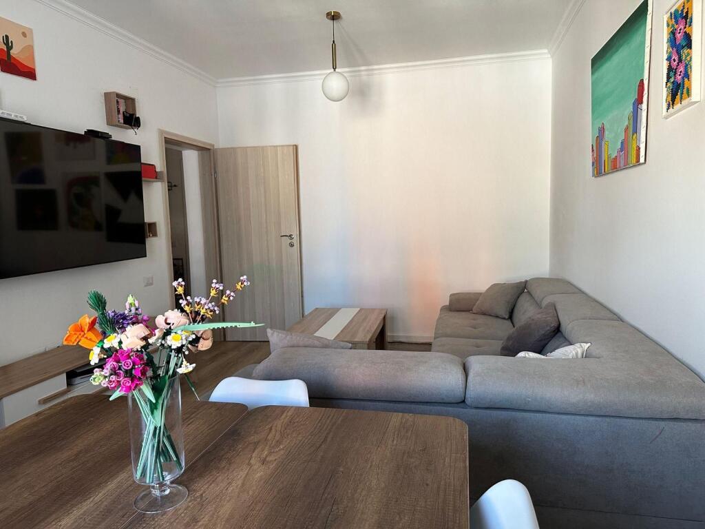 Shitet apartament 1+1 tek Rruga Myslym Shyri