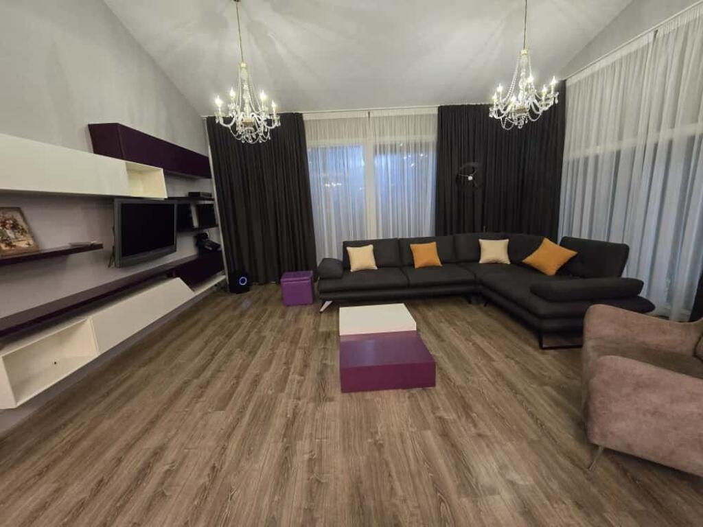 Vilë Private me Qira në Rezidencën Long Hills