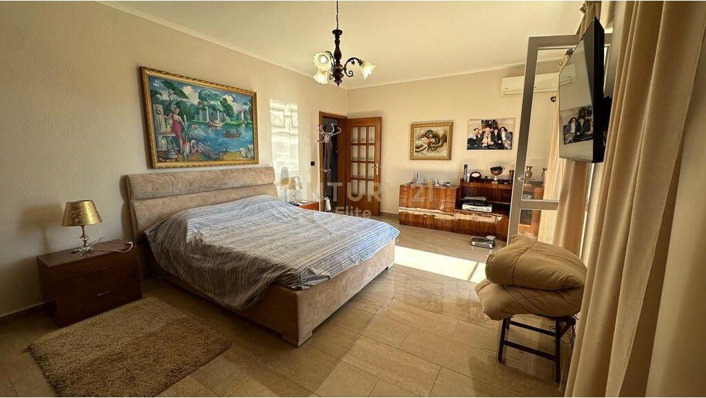 Shitet apartament 2+1+2 – Rruga e Barrikadave