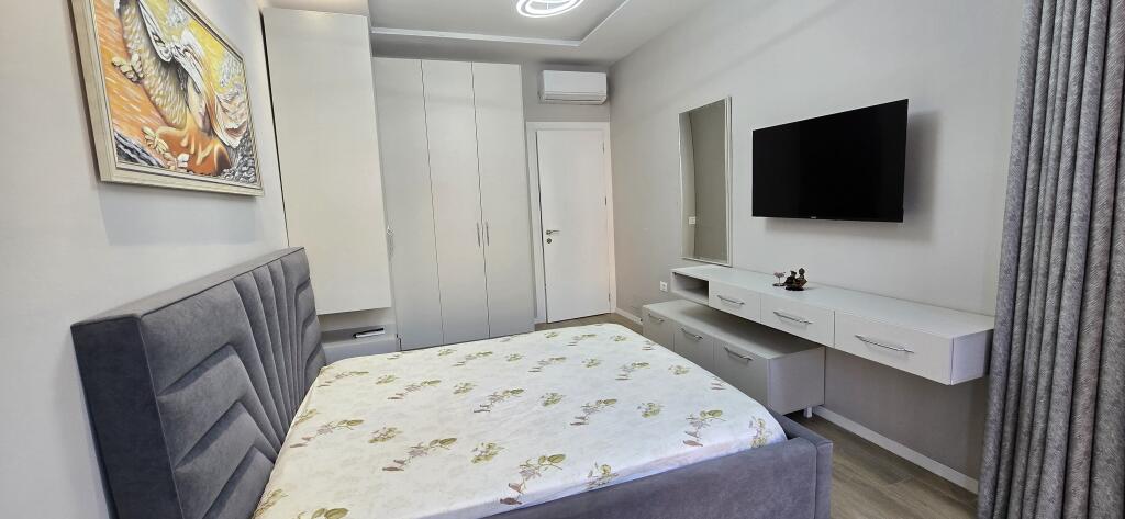 Jepet me qira apartament Komune e Parisit