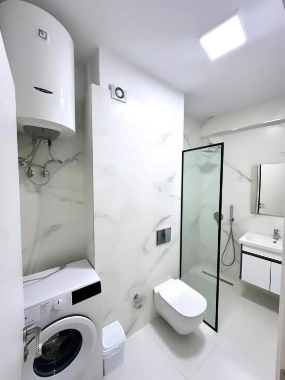 21 Dhjetori, prane Kompleksit Kontakt: 🔺️ Japim me qira apartament: 🔺️ Garzonier I ndare ne 1+1.