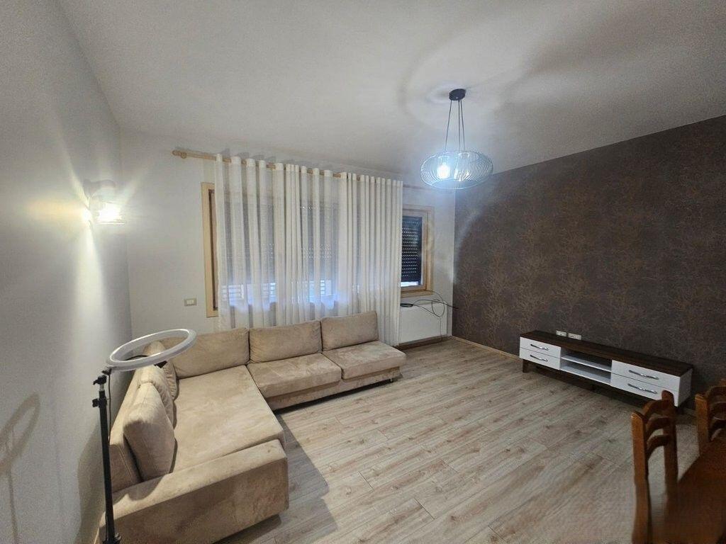 Jepet m Qera Apartament 2+1 tek vilat gjermane 650 € /Muaj