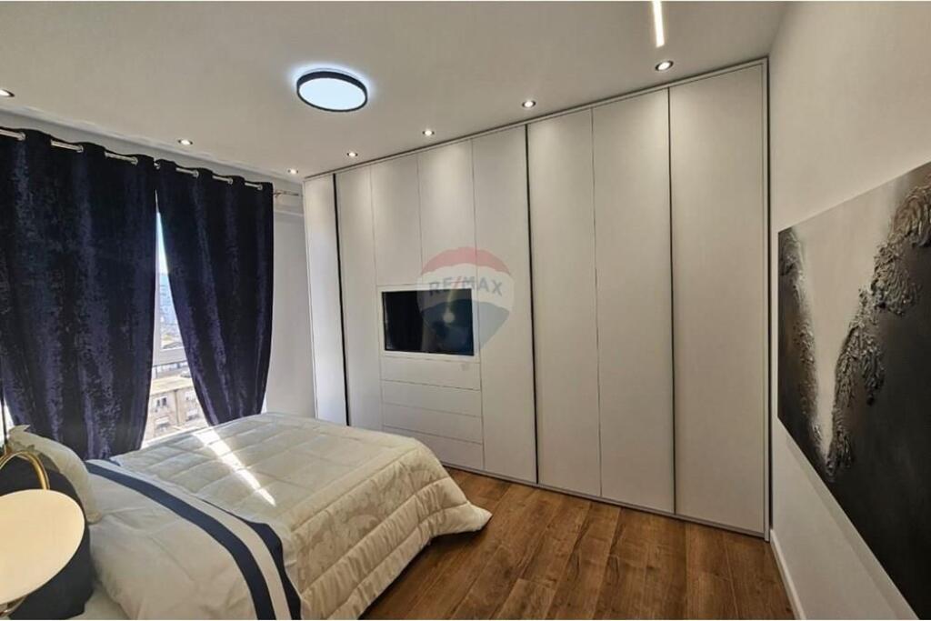 2+1 apartment for sale at 21-Dhjetori!