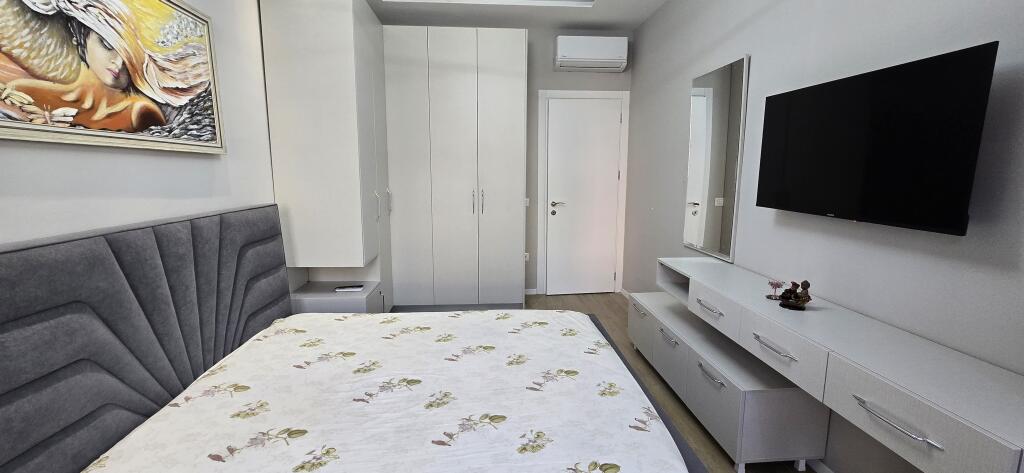 Jepet me qira apartament Komune e Parisit