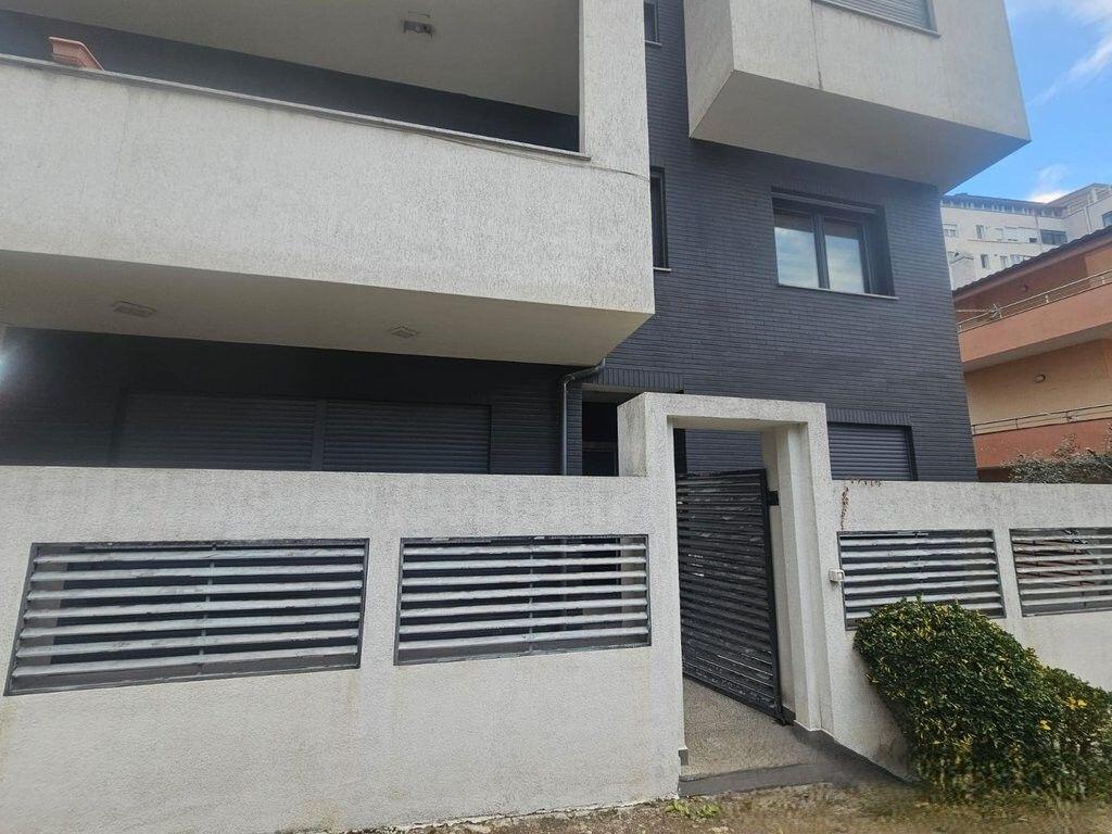 Jepet m Qera Apartament 2+1 tek vilat gjermane 650 € /Muaj