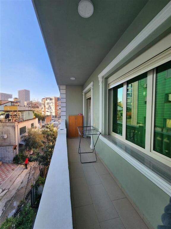 Garsoniere me qira dy minuta nga Qendra