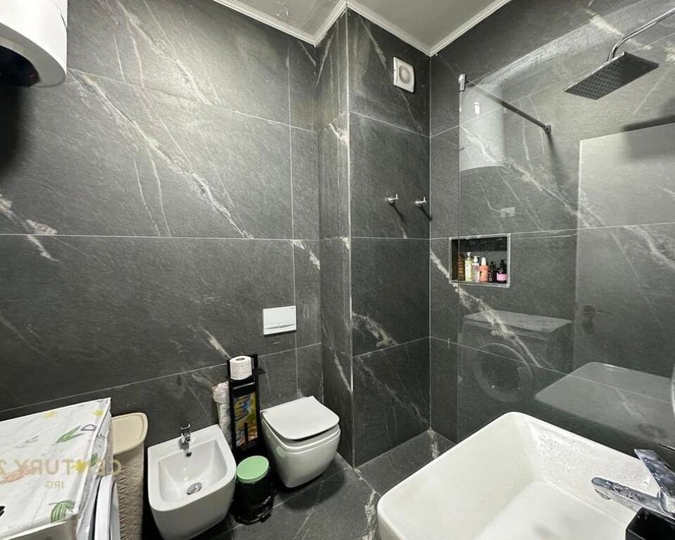 Jepet me qera apartamenti tek Komuna e Parisit