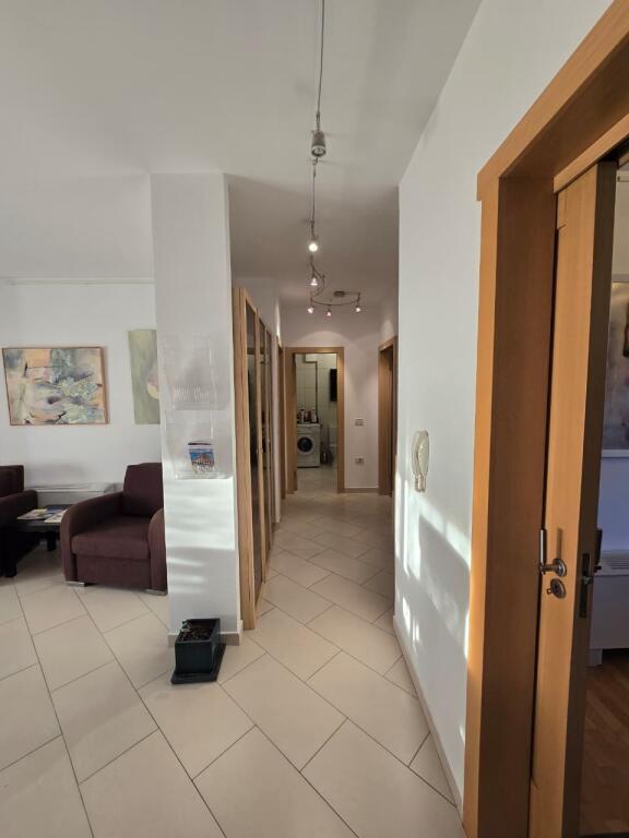 Zyre me qira 3+1+2 tualete në Qendër të Tiranës