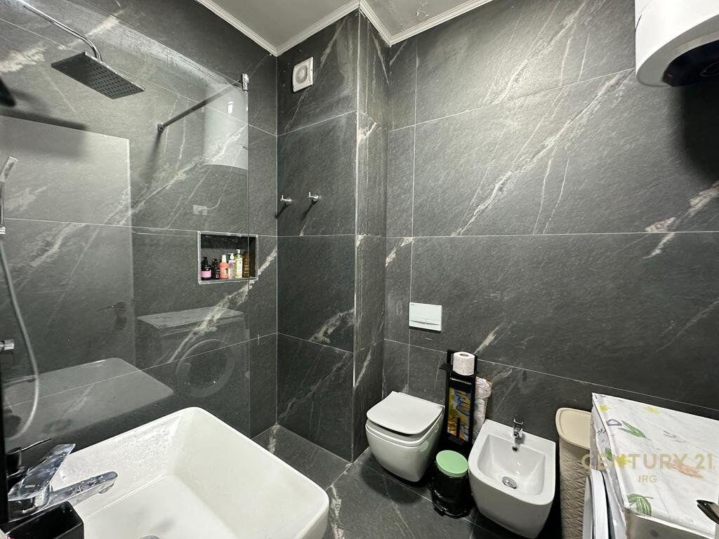 Komuna e Parisit jepet apartament 1+1 me qira