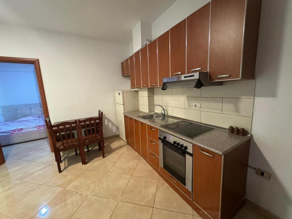 Apartament 1+1,Liqeni i thate!