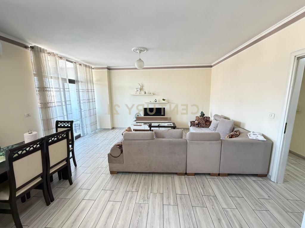 Appartamento 2+1+2 con balcone e vista sulla strada in affitto