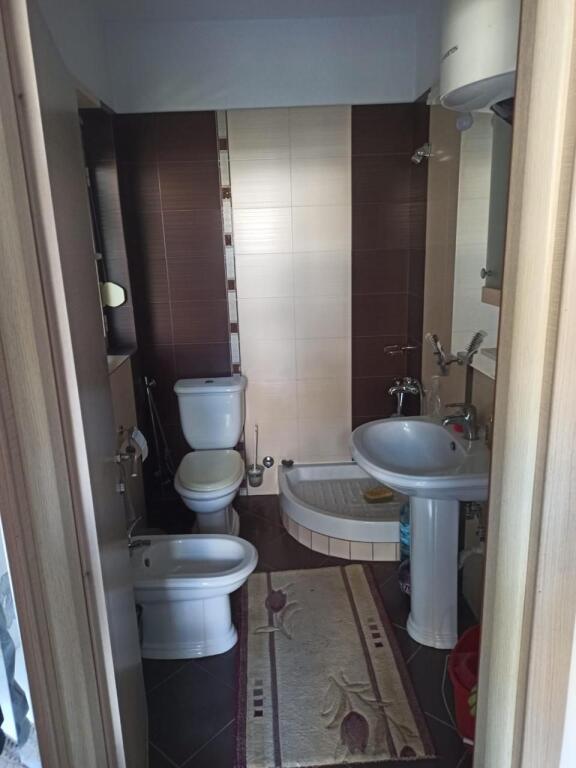 Shitet Apartament 2+1+2 tek Liqeni I thate (ID9435)
