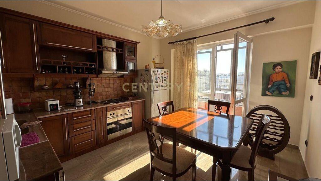 Shitet apartament 2+1+2 – Rruga e Barrikadave