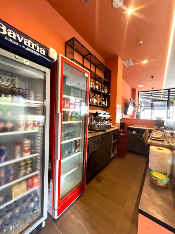 Shitet biznes bar funksional, me ambient komercial në pronësi dhe hapësirë të jashtme.