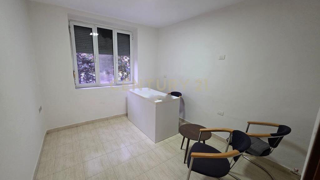 Ambient biznesi-zyre , 21 Dhjetori, Buzë Rrugës Kryesore