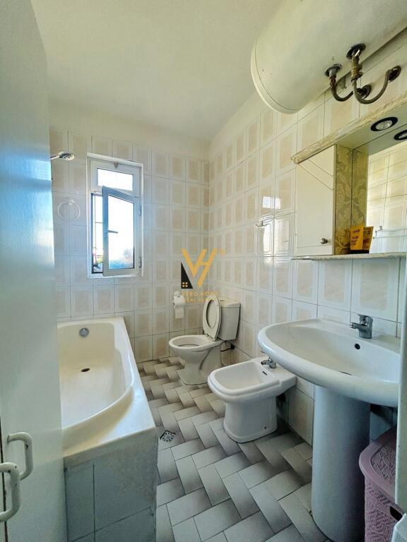 SHITET APARTAMENT 2+1 ISH TREGU ELEKTRIK 150.000 EURO