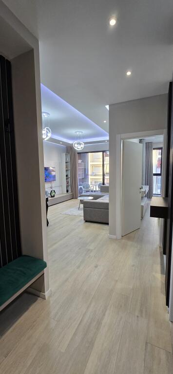 Jepet me qira apartament Komune e Parisit