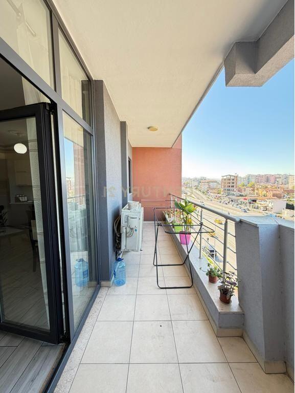 Appartamento 2+1+2 con balcone e vista sulla strada in affitto