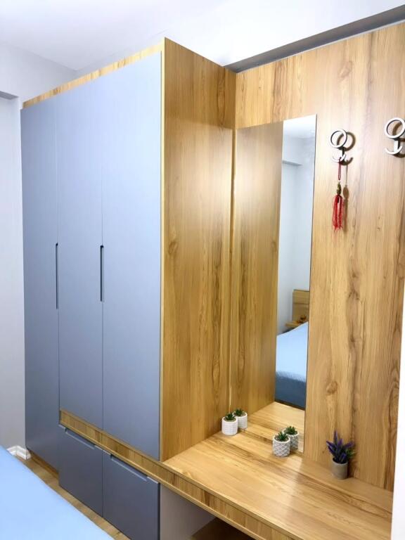 21 Dhjetori, prane Kompleksit Kontakt: 🔺️ Japim me qira apartament: 🔺️ Garzonier I ndare ne 1+1.