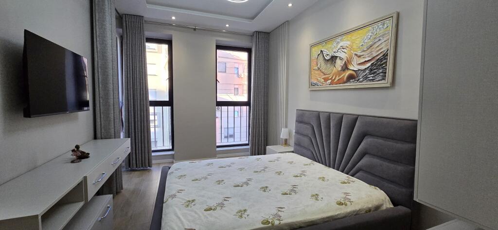 Jepet me qira apartament Komune e Parisit